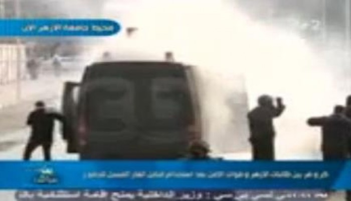 بالفيديو : انفجار قنبلة غاز داخل مدرعة شرطة أمام جامعة الأزهر