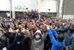 طلاب جامعة الزقازيق .... يا سلطات القمع سامعة.. الثورة خارجة من الجامعة