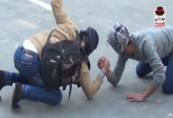 بالفيديو  طلاب يسخرون من قوات امن الانقلاب امام جامعة القاهرة