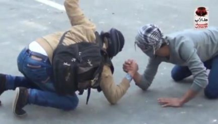 بالفيديو  طلاب يسخرون من قوات امن الانقلاب امام جامعة القاهرة