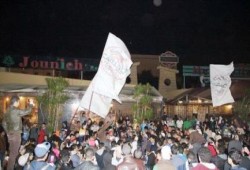 مسيرة مفاجئة "لحركة خنقتونا" و"شباب ضد الانقلاب" داخل منطقة المطاعم المفتوحة بالرحاب