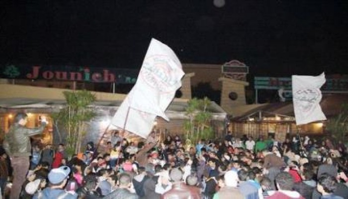 مسيرة مفاجئة "لحركة خنقتونا" و"شباب ضد الانقلاب" داخل منطقة المطاعم المفتوحة بالرحاب