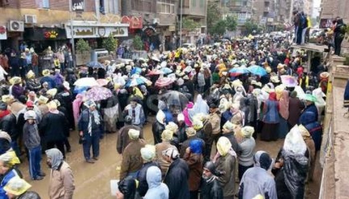 متظاهرين بعزبة النخل رفضين للانقلاب فى مليونية الطلبة يشعلون الثورة