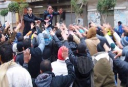 مسيرة حاشدة بقرية الدلجمون وسط هطول الأمطار بالغربية (صور)