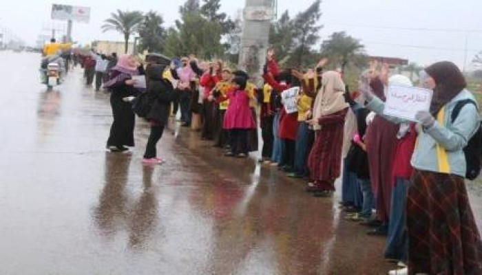 سلسله بشريه حاشدة لتحالف دعم الشرعية بكفر الدوار رفضاً للانقلاب الدموي رغم سقوط الأمطار