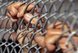 أمن الانقلاب يطلق الغاز المسيل للدموع داخل قسم بندر دمنهور.. واختناقات في صفوف المعتقلين