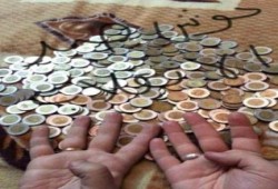 حملة "سحب العملات المعدنية" من الاسواق تلقي الرعب في قلوب الانقلابيين