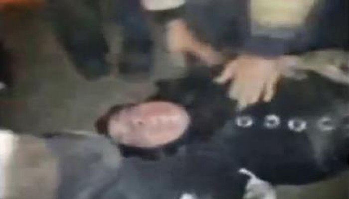 بالفيديو: لحظة اخراج سيدة من تحت التاكسي الذى دهس المتظاهرين بالمنصورة
