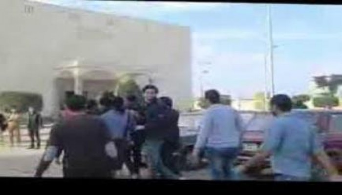 بالفيديو كلاب أمن جامعة طنطا يعتدون علي الطلاب بالعصي المكهربة