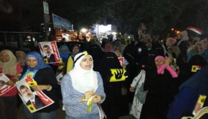 أسوشيتيد برس: دور نساء الإخوان تاريخي .. والآن يقدن ثورة مصر بثبات وعزم