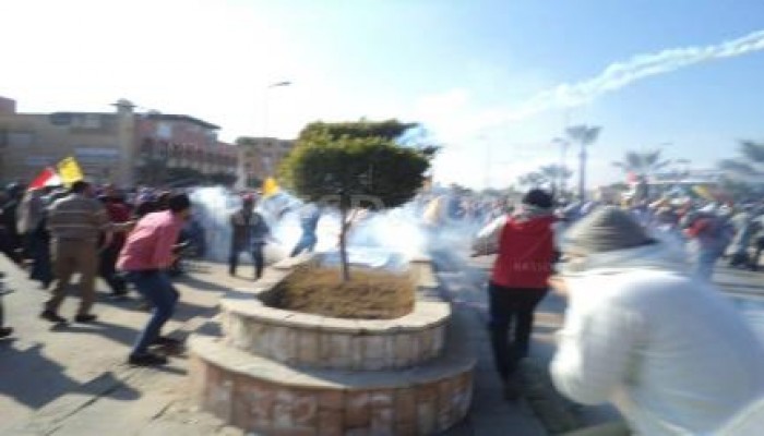 مليونية "دستورنا 2012": إعتقال 6 فتيات أثناء فض تظاهرة دمياط وإصابة أخرى بطلق ناري بالبطن