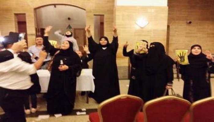 هتافات رابعة تجبر الانقلابيين على إلغاء ندوة لتأييد دستور العسكر بسفارة مصر بجدة (فيديو)