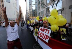 مصريون يتظاهرون أمام مبنى CNN بنيويورك احتجاجا على تغطية الشبكة المنحازة للإنقلاب العسكري