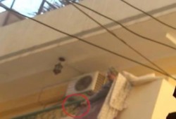 ضابط بالداخلية يعتدي علي مسيرة "نساء ضد الانقلاب" بالرصاص الحي والخرطوش