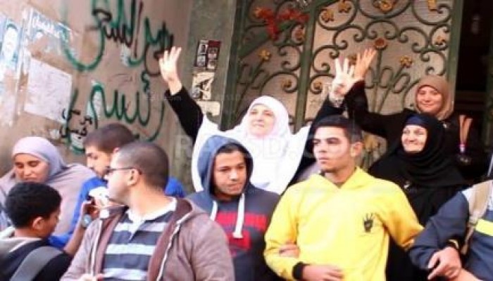 زوجة الرئيس مرسى توجه التحية للمتظاهرين من أمام منزلهم بالزقازيق