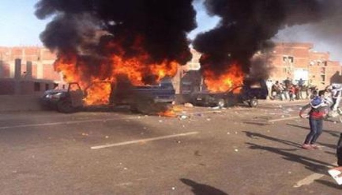 ثوار الطالبية يشعلون النار بسيارتي شرطة حاولتا الاعتداء على المسيرة