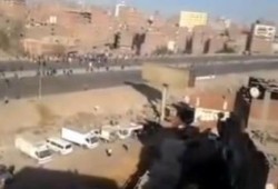 بالفيديو .. الثوار يواجهون الرصاص الحي ويحرقون سيارات الشرطة المعتدية