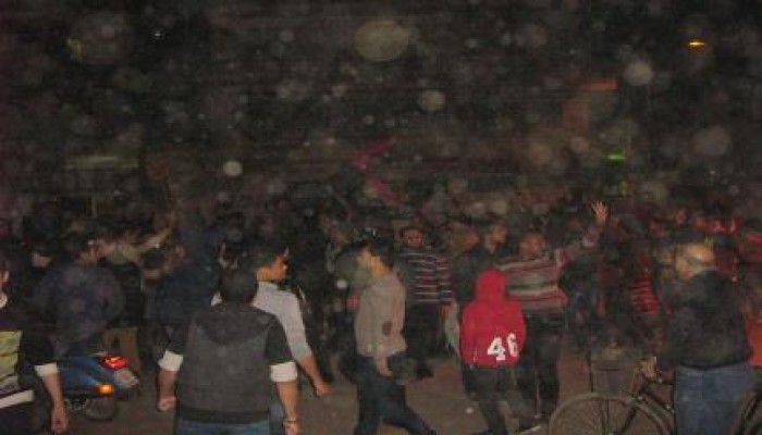 ثوار المحلة يتصدون للداخلية والبلطجية ويستكملون مسيرتهم رغم الاعتداء عليهم (فيديو)