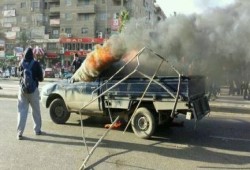 متظاهرون يحرقون سيارة شرطة حاولت التعدى عليهم فى 6 أكتوبر
