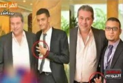 شباب يرفعون شارة رابعة أثناء التصوير مع توفيق عكاشة.