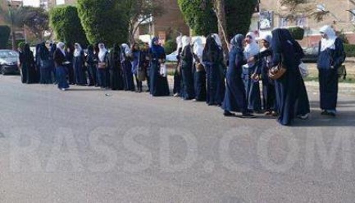 وقفة لطالبات المعهد الازهرى بنات بعد الامتحانات