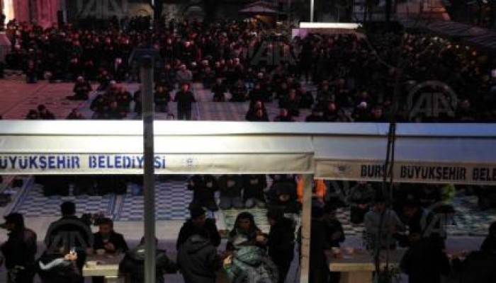 آلاف الأتراك يؤدون صلاة الفجر الأولى من العام الجديد