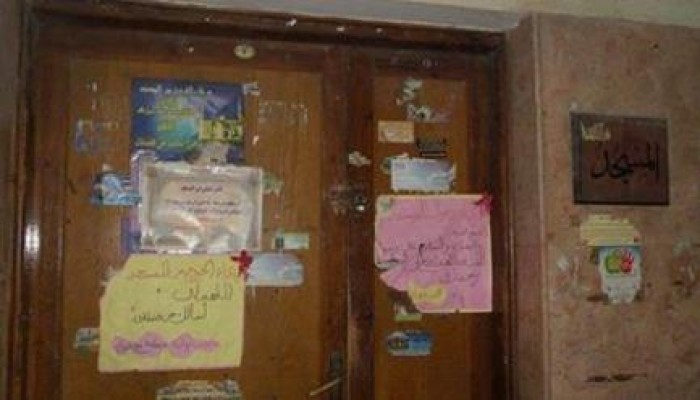 عميد كلية الدراسات الإسلامية والعربية بالمنصورة يغلق مسجد الكلية