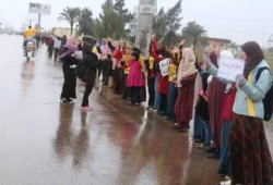 سلاسل بشرية لثوار الإسكندرية تندد بمجازر الانقلاب