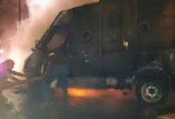 ثوار طنطا يعلمون بلطجية الداخلية الأدب في رسالة من العيار الثقيل ويعطلون مدرعة