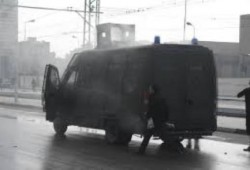 فضيحة قوات شرطة الانقلاب تسحب المدرعة المعطلة بونش وسط تهليل الأطفال