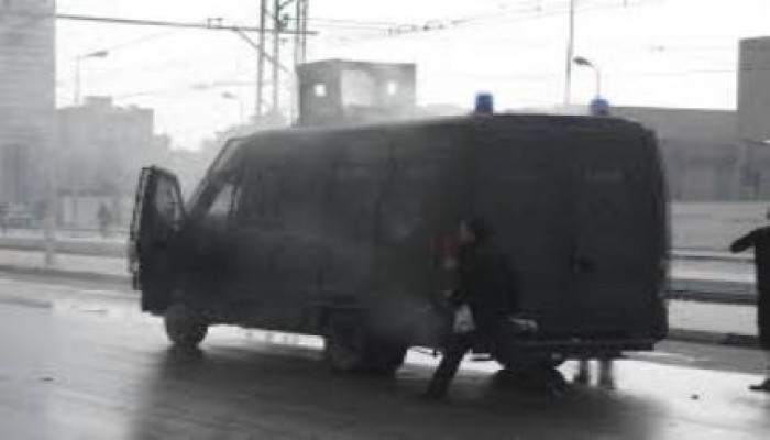 فضيحة قوات شرطة الانقلاب تسحب المدرعة المعطلة بونش وسط تهليل الأطفال