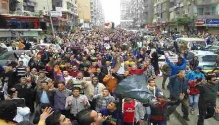 "الشعب يشعل ثورته": حشود الثوار تزلزل الأرض بالاسكندرية