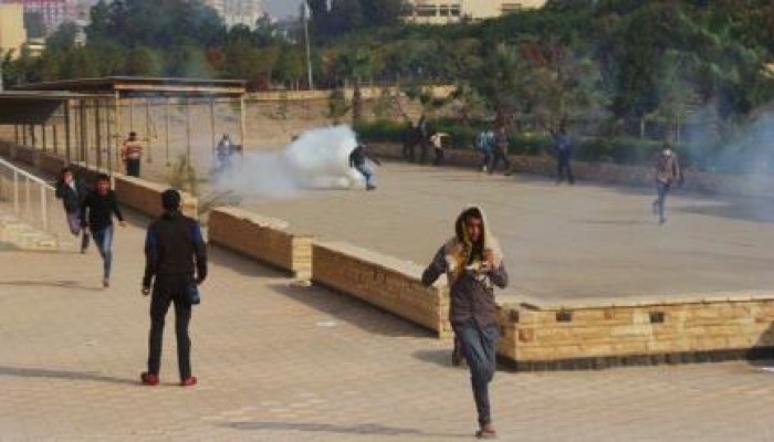"الشعب يشعل ثورته" قوات الأمن تعتدى على طلاب الأزهر داخل الجامعة