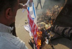 "الشعب يشعل ثورته": المتظاهرون يشعلون النار في اعلام أمريكا والكيان الصهيوني بمدينة نصر