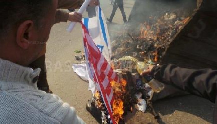 "الشعب يشعل ثورته": المتظاهرون يشعلون النار في اعلام أمريكا والكيان الصهيوني بمدينة نصر