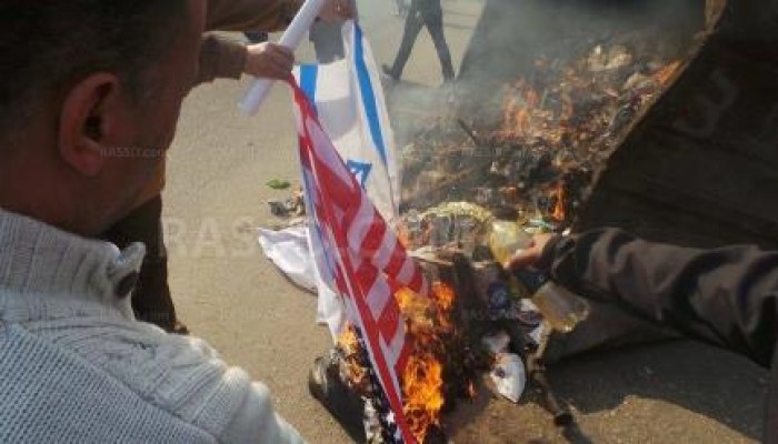 "الشعب يشعل ثورته": المتظاهرون يشعلون النار في اعلام أمريكا والكيان الصهيوني بمدينة نصر