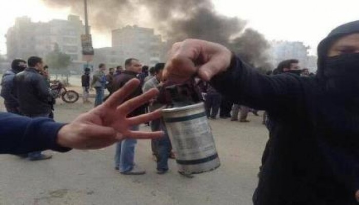 "الشعب يشعل ثورته" ثوار أكتوبر يستحوذون على قنابل غاز "لم تشتعل" بعد انسحاب قوات الانقلاب