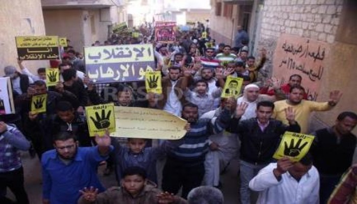 "الشعب يشعل ثورته": أهالي العامرية يخرجون في مسيرة حاشدة لرفض الانقلاب