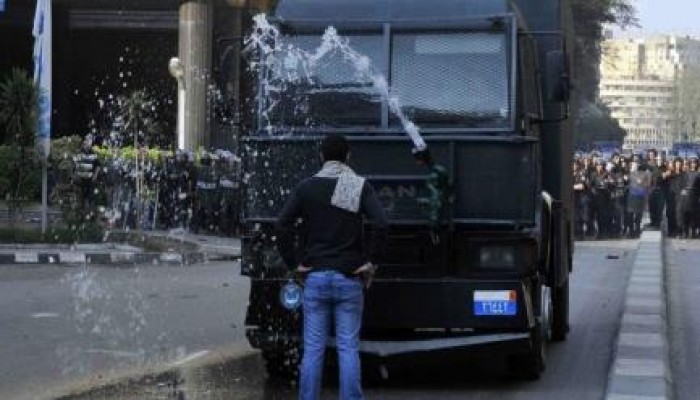 "الشعب يشعل ثورته": أشجع ثوار الإسكندرية يتصدى لمدرعات الداخلية بالبيطاش (فيديو)