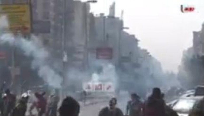 "الشعب يشعل ثورته":  بالفيديو صمود أهالى مدينة نصر أمام مدراعات داخلية الإنقلاب