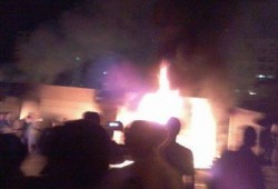 "الشعب يشعل ثورته": اضرام النيران في نقطة شرطة المندرة بالاسكندرية بعد اعتدائها على الثوار