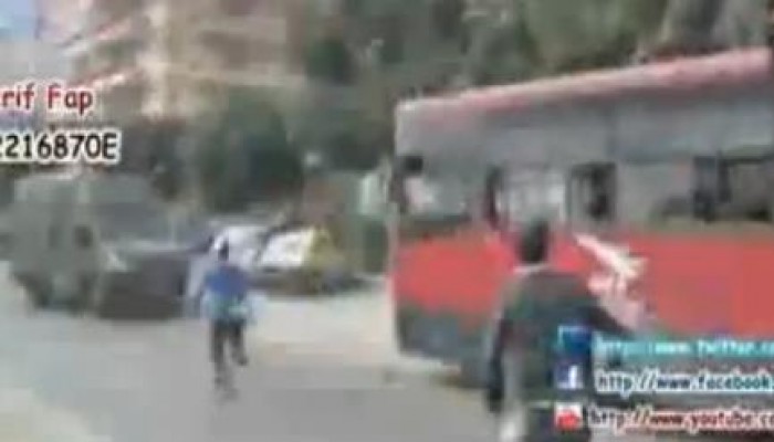 لقطة العام .. أتوبيس الشعب في مواجهة مدرعات الـ50 % (فيديو)