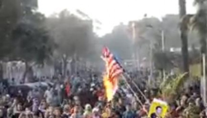 بالفيديو ثوار مصر يحرقون علمى أمريكا وإسرائيل