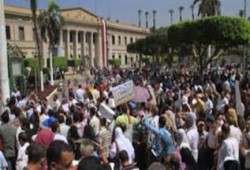 مسيرة طلابية بجامعة القاهرة تنديدا بفصل زملائهم الرافضين للانقلاب