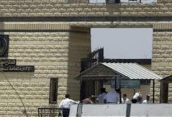 120 معتقل ببرج العرب يبدأون إضراب عن الطعام احتجاجا على سوء المعاملة داخل السجن