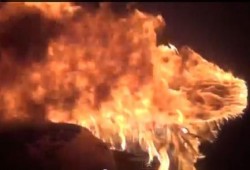 بالفيديو .. إشعال النار في نقطة شرطة بميدان لبنان