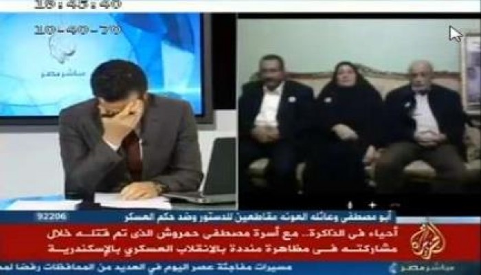 بالفيديو.. مذيع الجزيرة أيمن عزام يبكي بحُرقة على بكاء أحد الأمهات لمقتل ابنها