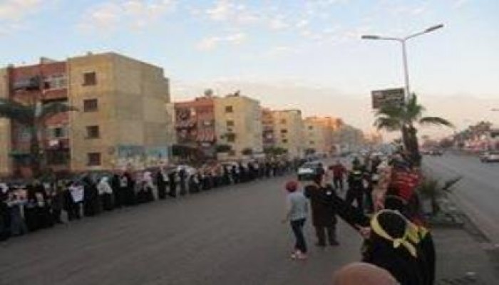 سلسله بشريه فى بورسعيد رفضا للانقلاب وتنديدا بالمحكمه الهزليه !