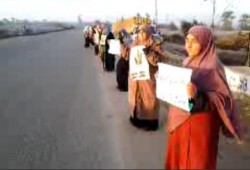 فعاليات الشعب بدافع عن رئيسه: سلسلة بشرية ببلبيس بمحافظة بالشرقية (فيديو)