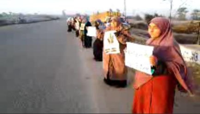 فعاليات الشعب بدافع عن رئيسه: سلسلة بشرية ببلبيس بمحافظة بالشرقية (فيديو)